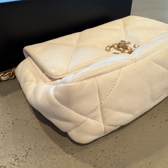 CHANEL White and Gold Shoulder Bag - Picture 6 of 12